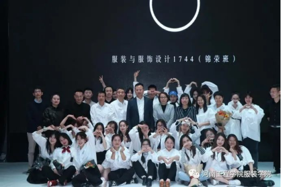 “新澳门游戏网站入口举行首届毕业生设计作品发布会